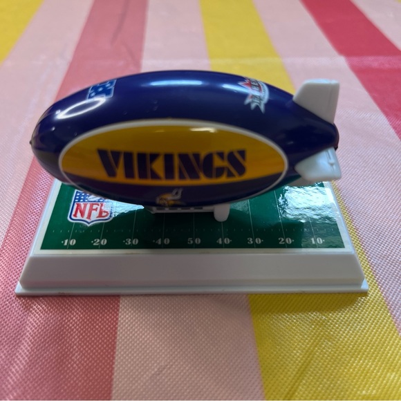 2005 Fleer Collectibles LLC NFL Minnesota Vikings Blimp 3.5”X2” - Picture 2 of 8